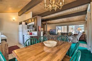 Mammoth Lakes Townhome Less Than 2 Mi to Ski Area!