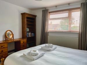 Bright & Cosy - Jacuzzi - Log Burner - King Beds