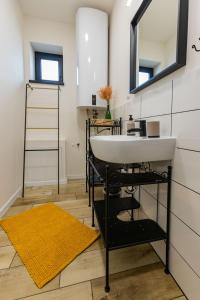 Private Sunny Apt With Free Parking 24-7 self check-in