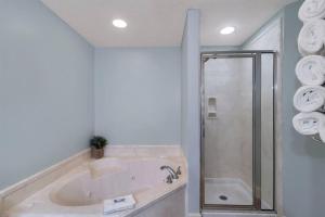 Lighthouse on the Bay 2206- Elegant condo-Lazy River and Bay Views