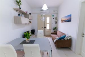 Seaside Cosy Maisonette @ Marsaskala - 2 mins walk from sea