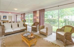 Appartements Les Terrasses du Lac piscine et vue Lac A4 : photos des chambres