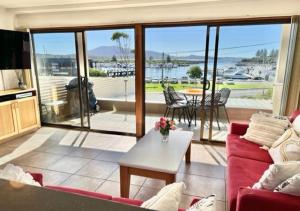 Views, location & luxury in the heart of Bermi! Walking distance to everything