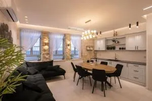 אצולת הכיכר b - Bar Yohai