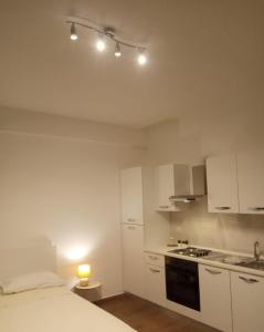 Habitación con cama extragrande y balcón