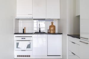 Iso aurinkoinen parveke ja hyvät yhteydet