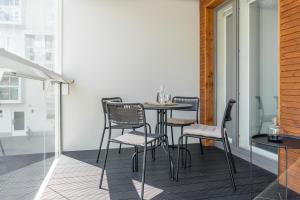 Iso aurinkoinen parveke ja hyvät yhteydet