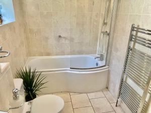 Cozy Two Bedroom - A Stroll from Gardens to Beach - With Parking