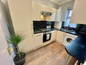 Cozy Two Bedroom - A Stroll from Gardens to Beach - With Parking