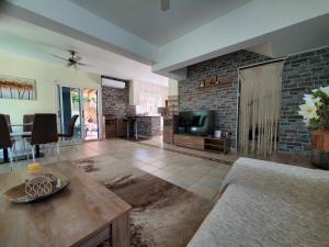 Villa - Sleeps 6 free parking & heated pool