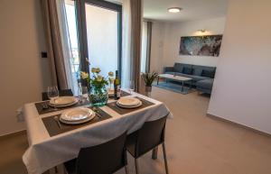 Luxury apartment Grotta with sea view and swimming pool 