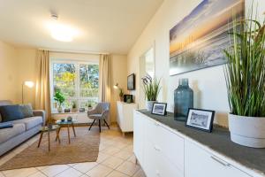 Apartmenthaus Binzer Sterne mit Strandkorb am Strand