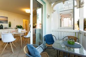 Apartmenthaus Binzer Sterne mit Strandkorb am Strand