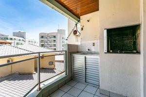 Apto com sacada a 100m da praia - Ingleses EAB203