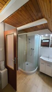 Krpáčovo, Nízke Tatry - chata na kraji lesa