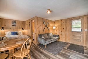 Quaint Table Rock Lake Hideout with Pool Access - 3hvězdičkové hotely ve městě Reeds Spring