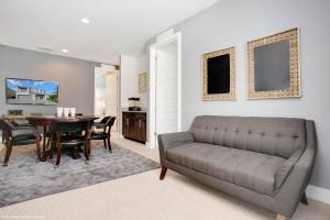 Stylish Family Home Private PoolSpa 10min Disneyworld Sleeps 22