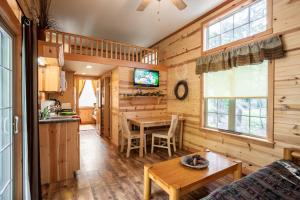 Lakefront Cottage with Loft (Pets Allowed) room in The Cottages of Pine Haven