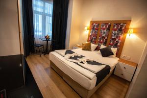 La Pazza Taksim Suit