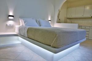 Deluxe King Studio room in Avra Studios