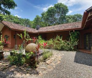 Unique 5 Architectural Homes, Pool & Wi-Fi