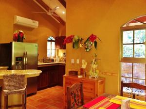 Unique 5 Architectural Homes, Pool & Wi-Fi