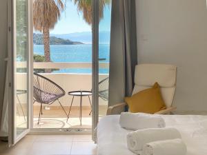 Palm Suite Yellow