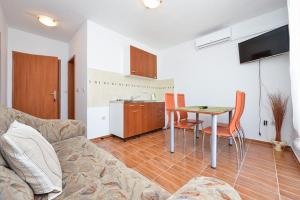 Sreća Apartment near beach with BBQ