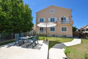 Sreća Apartment near beach with BBQ