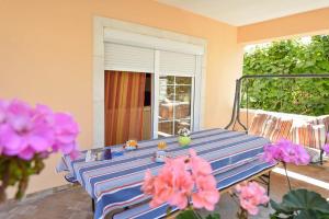 Sreća Apartment near beach with BBQ