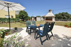 Sreća Apartment near beach with BBQ