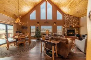 Scenic Pet-Friendly Mountain Getaway With Two Living Areas and Game Room - A Reel Good Time - Garo