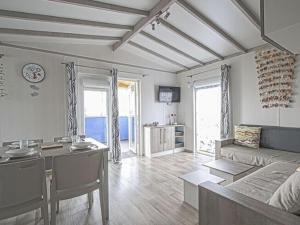 Maisons de vacances Pleasant Holiday Home in Grandcamp Maisy with Garden : photos des chambres