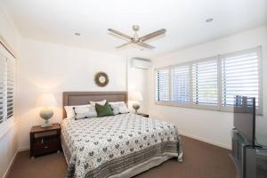 SALTWATER 1 - PENTHOUSE APARTMENT with OCEAN VIEWS - SLEEPS 6