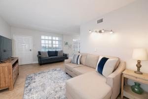 NEW Beach Condo 5 min walk to the Beach Sleeps 9