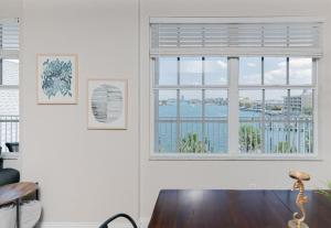 NEW Beach Condo 5 min walk to the Beach Sleeps 9