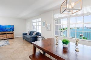 NEW Beach Condo 5 min walk to the Beach Sleeps 9