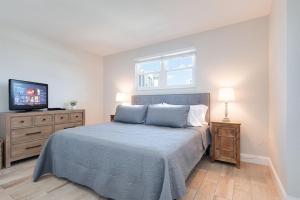 NEW Beach Condo 5 min walk to the Beach Sleeps 9