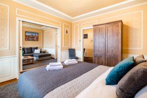 City Centre Open View Apartment by BookingHost