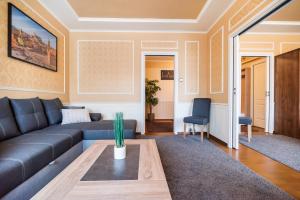 City Centre Open View Apartment by BookingHost