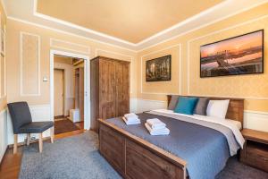 City Centre Open View Apartment by BookingHost