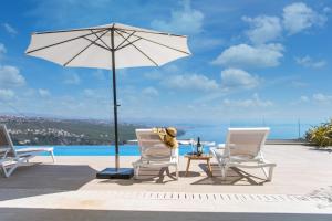 Premium villa, heatable infinity pool, jacuzzi and seaview, beach and city just 10min by foot
