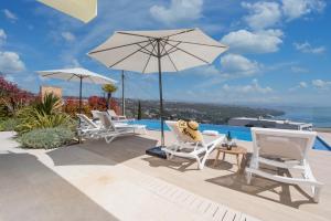 Premium villa, heatable infinity pool, jacuzzi and seaview, beach and city just 10min by foot