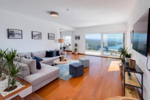 Premium villa, heatable infinity pool, jacuzzi and seaview, beach and city just 10min by foot