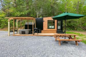 obrázek - Tiny Adventura Secluded Tiny Home- With Hot Tub- Wi-fi bungalow