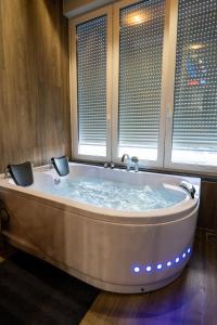 Appartements Capsule Wellness - sauna - balneo - machine de sport privatif - PS5 - 2 chambres : photos des chambres