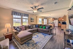 Family Home and Fire Pit and Deck, 11 Miles to Beach!