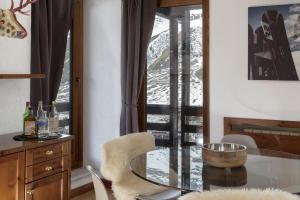 HelloCHALET - Ski to door Apartment with big terrace overlooking skiruns