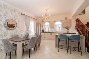 Matinas Family House with your Private Jacuzzi!