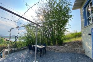 Weinbergshaus mit Blick aufs Wasser